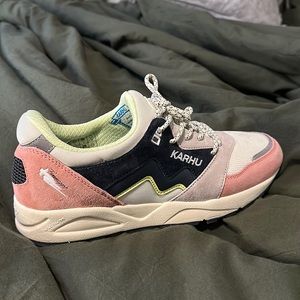 KARHU Aria 95 Rose Tan / India Ink - Worn handful of times basically new